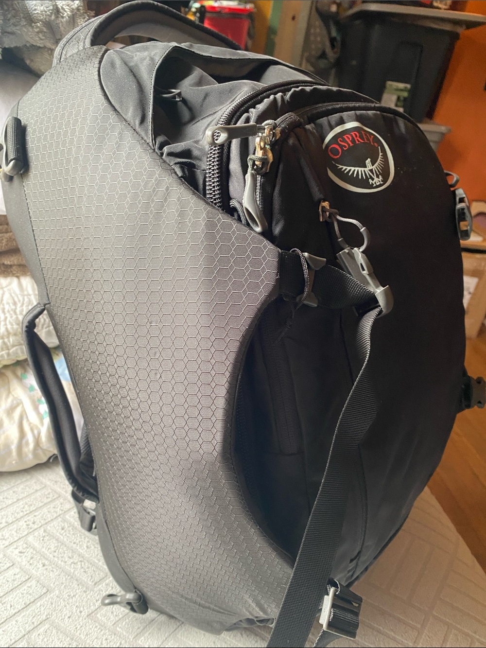OSPREY Porter 46 Black Backpack with Gray Accents and Red Logo - Picture 3 of 15